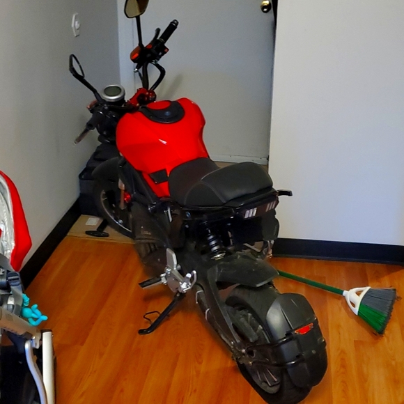 Electric  motorcycle - Picture 1 of 3